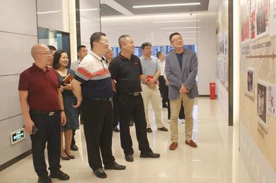 廣東廣墾畜牧集團(tuán)黨委書記、董事長(zhǎng)黃宣一行蒞臨皇氏集團(tuán)參觀交流